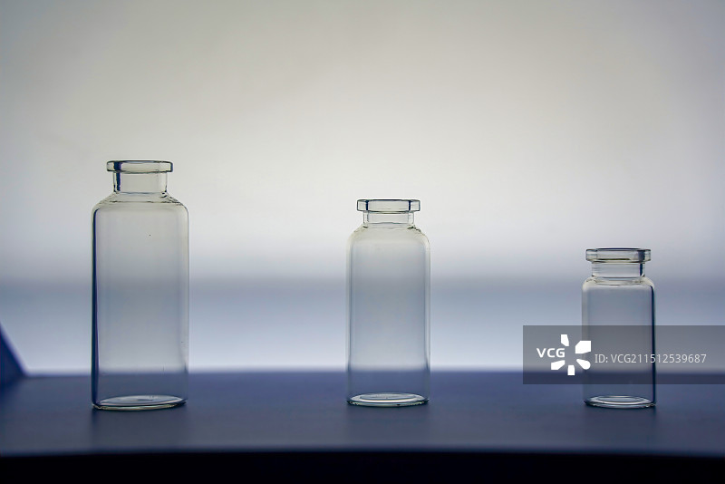 淄博陶瓷琉璃博物馆陈列的透明玻璃瓶图片素材