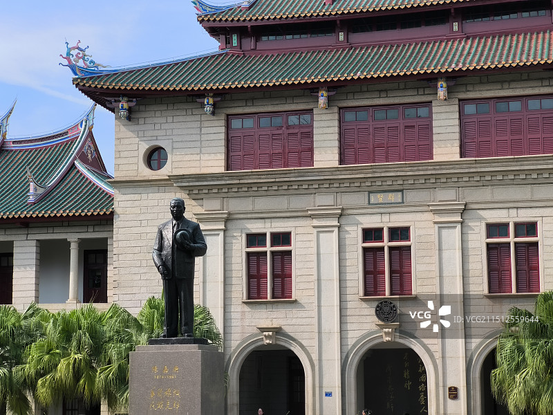 厦门大学群贤楼群与陈嘉庚像图片素材