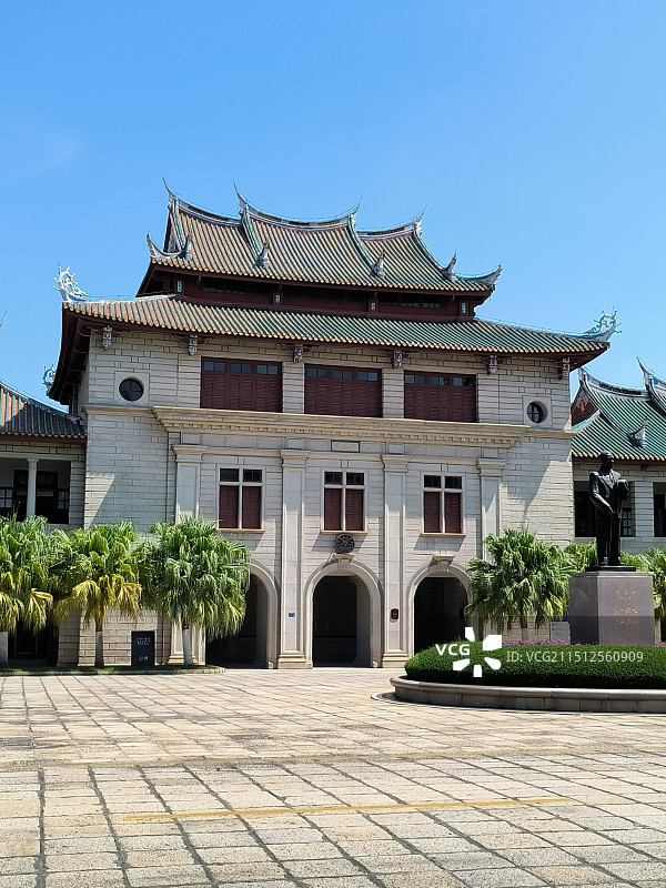 厦门大学群贤楼群与陈嘉庚像图片素材