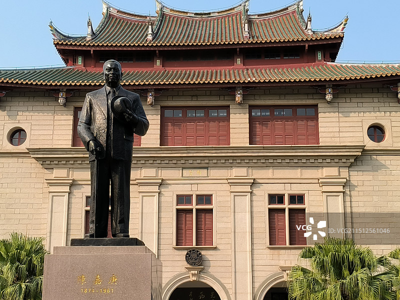 厦门大学群贤楼群与陈嘉庚像图片素材
