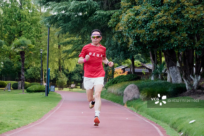公园里年近七旬的跑者图片素材