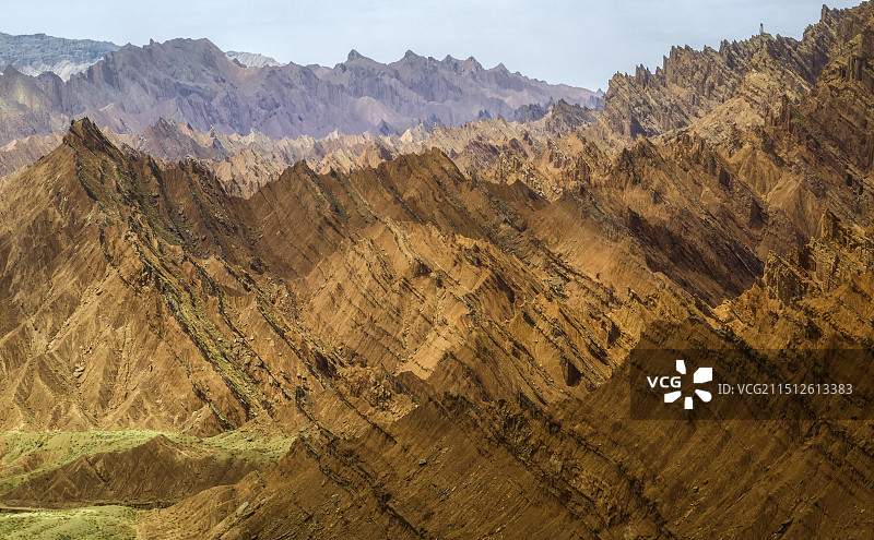 天山神秘大峡谷的山体，以红色为主的山体层层叠叠，在正午阳光照射下光怪陆离图片素材