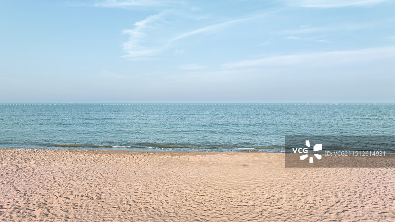 蓝天白云阳光下山东日照的一处海滩图片素材