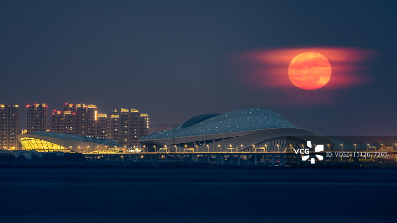 厦门城市风光：翔安体育中心月升图片素材