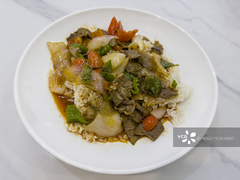 一盘红烧牛腩盖浇饭图片素材