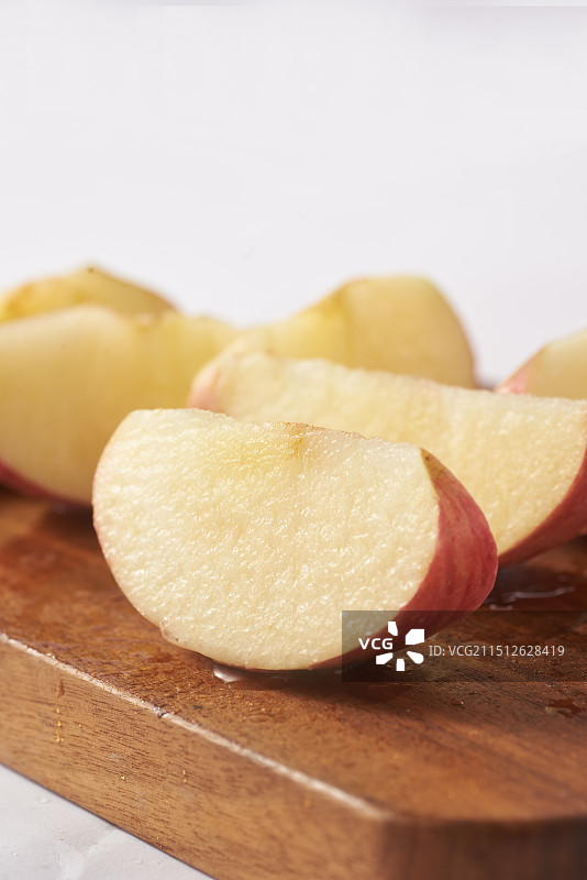 白色背景下的苹果特写镜头图片素材