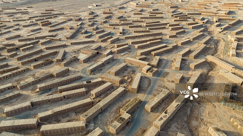 航拍新疆吐鲁番晾制葡萄干的生土建筑群图片素材