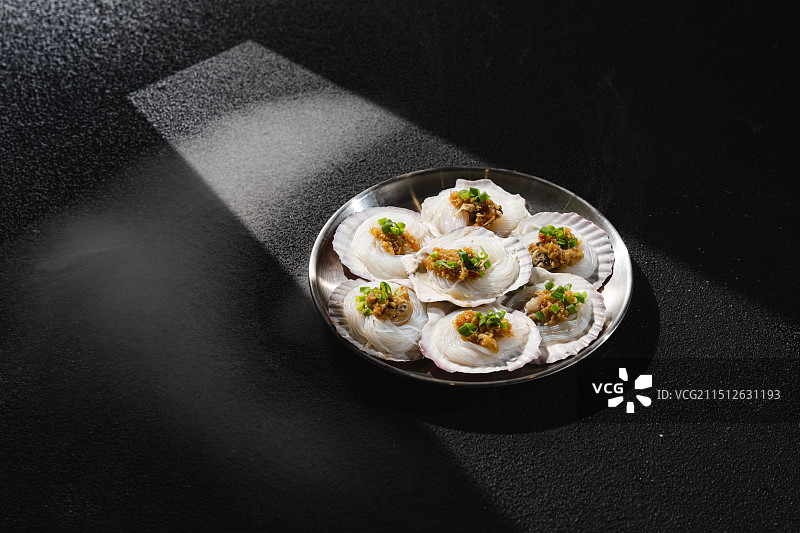 黑色背景下餐桌上扇贝粉丝  蒜蓉扇贝 粉丝蒸扇贝 蒜蓉烤扇贝 扇贝肉 蒜茸扇贝 蒜茸蒸扇贝 蒜蓉粉丝图片素材