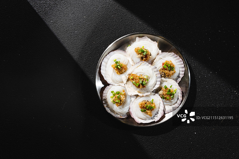 黑色背景下餐桌上扇贝粉丝  蒜蓉扇贝 粉丝蒸扇贝 蒜蓉烤扇贝 扇贝肉 蒜茸扇贝 蒜茸蒸扇贝 蒜蓉粉丝图片素材