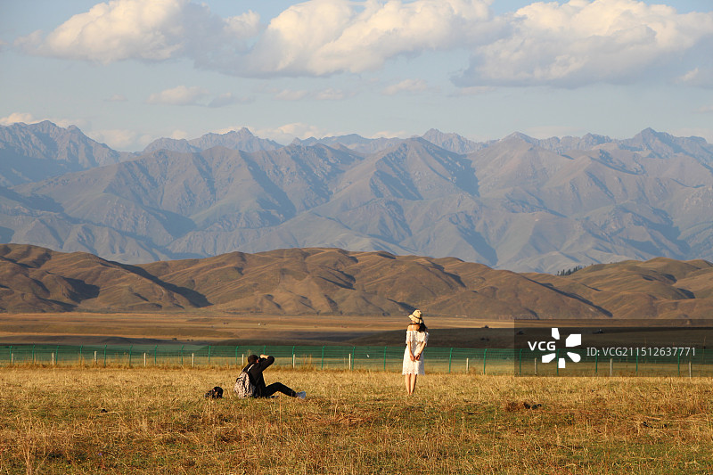 新疆那拉提草原上拍照的情侣图片素材