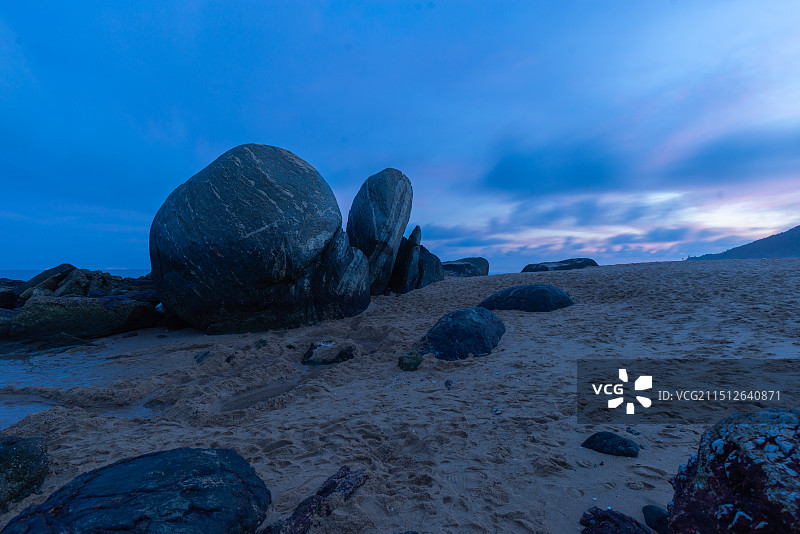 傍晚的海滩上乌龟石，广东省阳江市海陵岛东岛图片素材