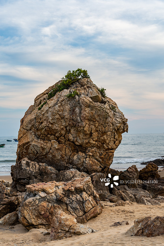 广东省阳江市海陵岛东岛渔港海滩上的岩石风光图片素材
