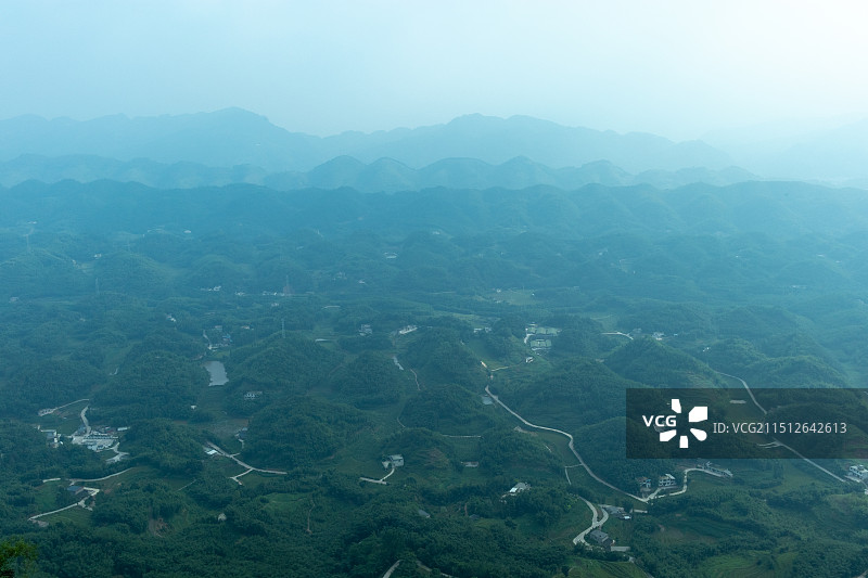 中国四川宜宾长宁县蜀南竹海拜寿台，远处层峦叠嶂的远山山脉，诗意水墨画风景图片素材