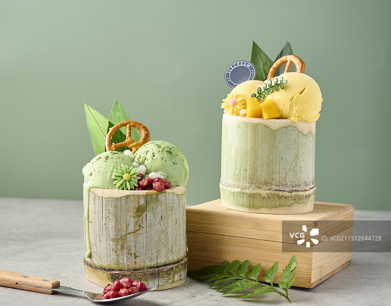 奶油抹茶口味冰淇淋球在竹筒里图片素材