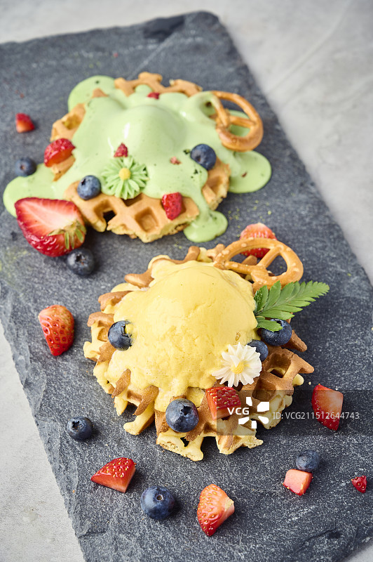 冰淇淋球搭配华夫饼图片素材