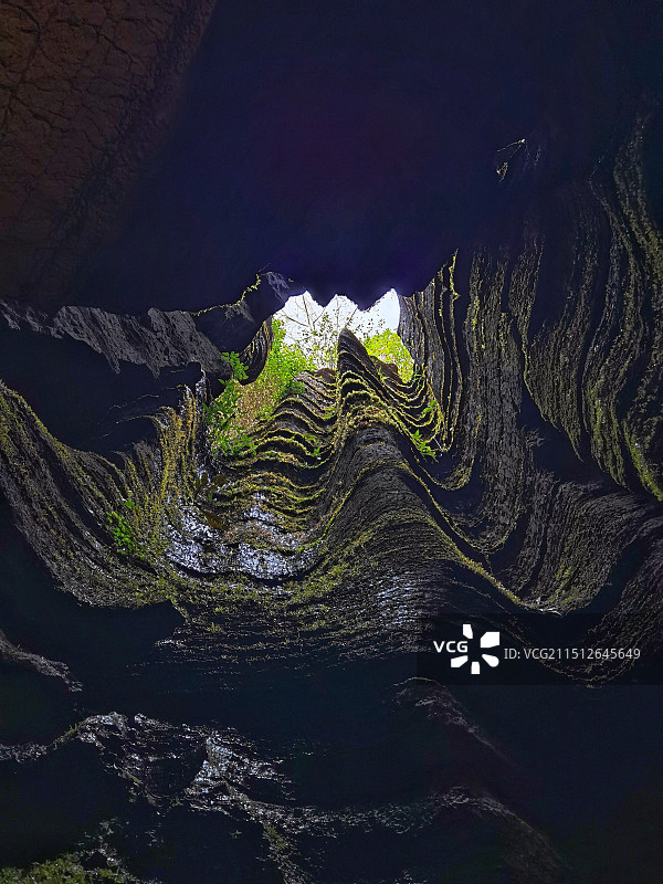 湖北恩施梭布垭石林——坐井观天图片素材