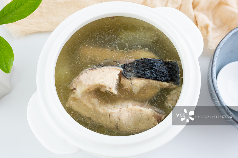 一盅滋补黑鱼炖汤图片素材