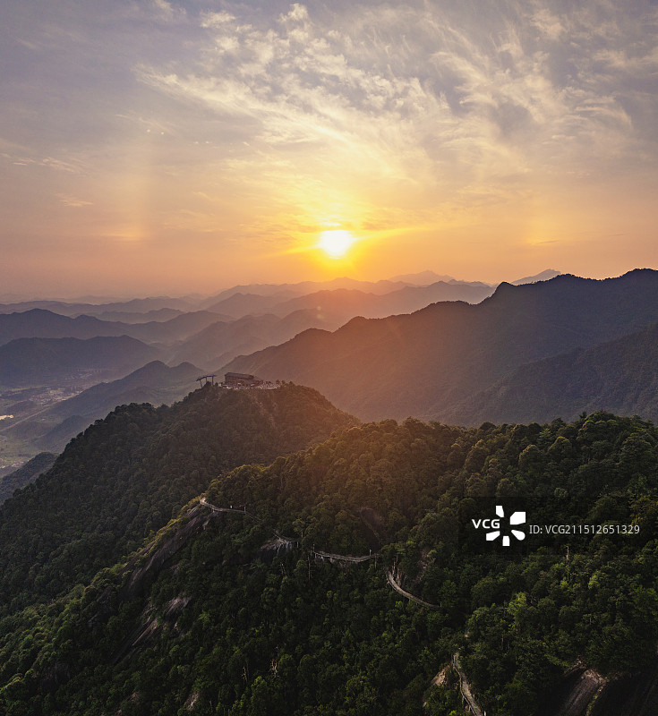 航拍上饶德兴大茅山日出风光图片素材