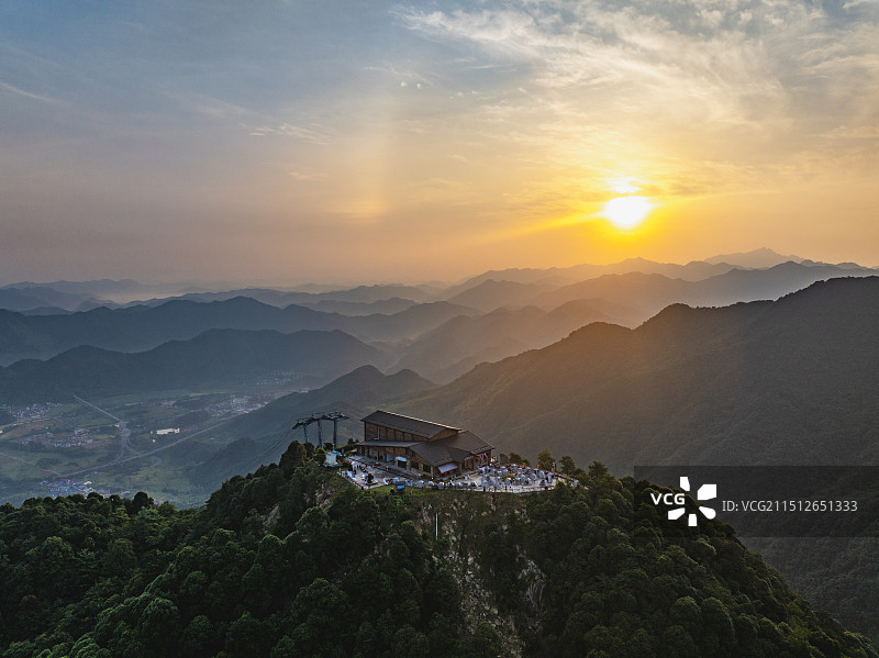 航拍上饶德兴大茅山日出风光图片素材