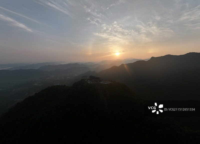 航拍上饶德兴大茅山日出风光图片素材
