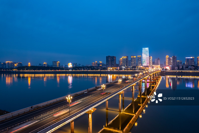 中国株洲城市夜晚天际线图片素材