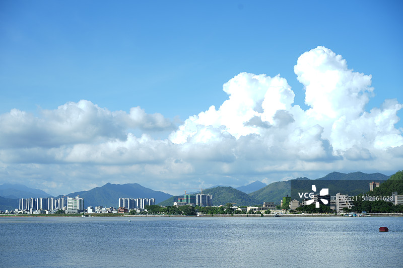 潮州蓝天白云湖泊图片素材