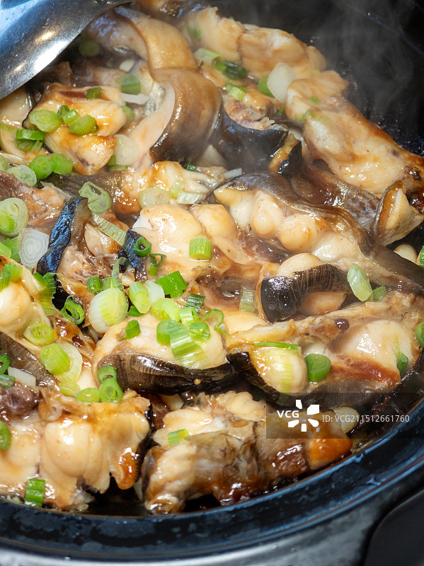 砂锅里的香煎西江钳鱼图片素材
