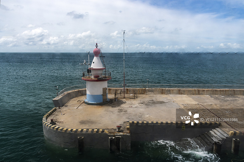 有灯浮标的海景风光图片素材