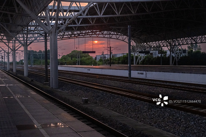 夏日夕阳下的泰州火车站站台即景（高铁站台、动车站台））图片素材