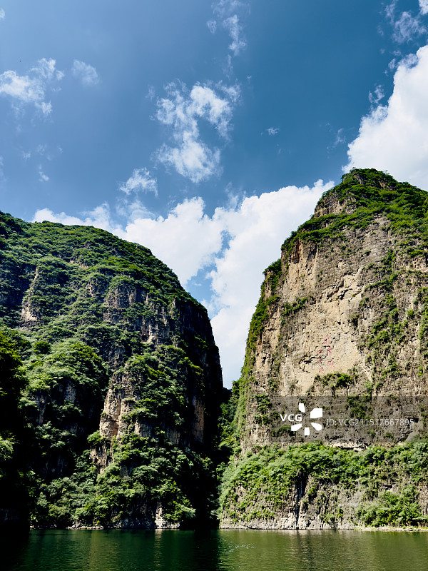 北京龙庆峡群山和蓝天白云图片素材