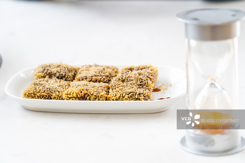 一盘红糖糍粑方形和沙漏图片素材