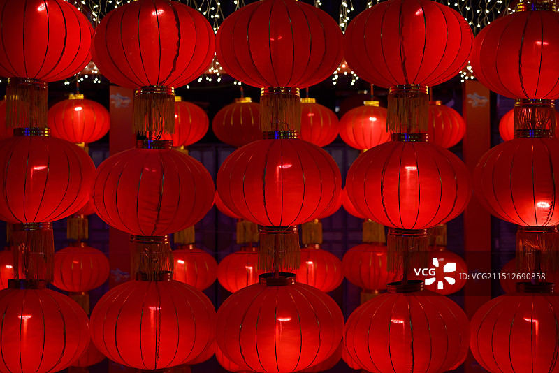 中国传统节日——春节、元宵节，夜晚悬挂排列有序的中国灯笼平视角满画幅视图图片素材