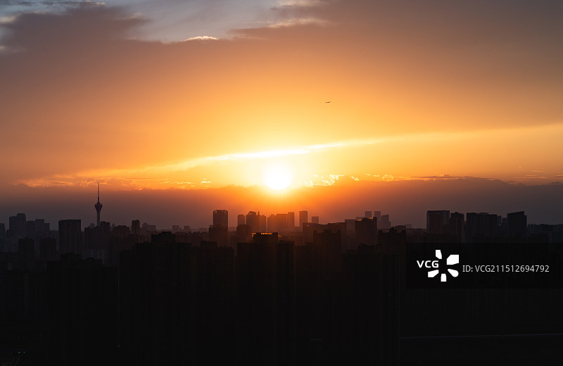 夕阳下川西雪山群峰（含幺妹峰）和成都城市天际线的剪影图片素材