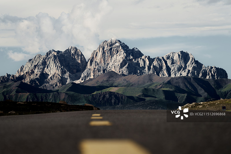 白雪皑皑的群山在天空中的全景图片素材