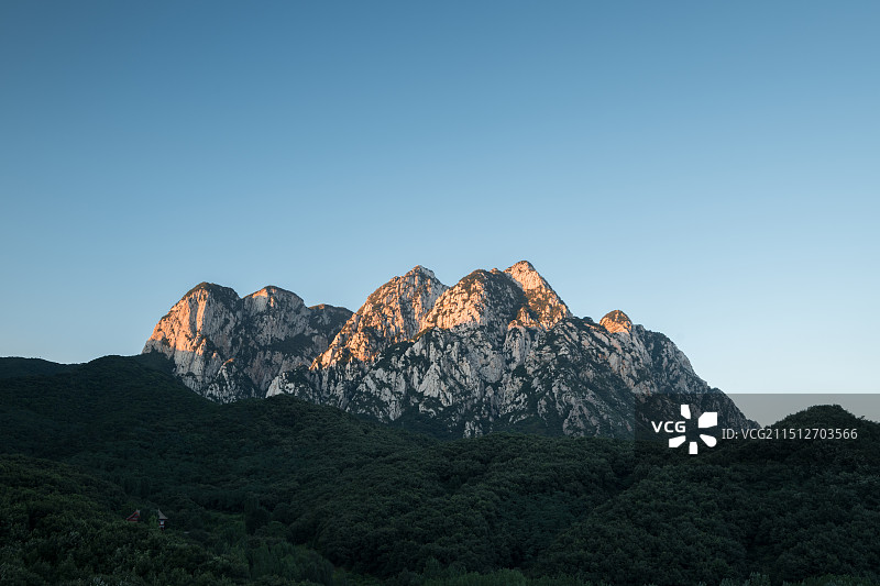 嵩山少室山日照金山图片素材