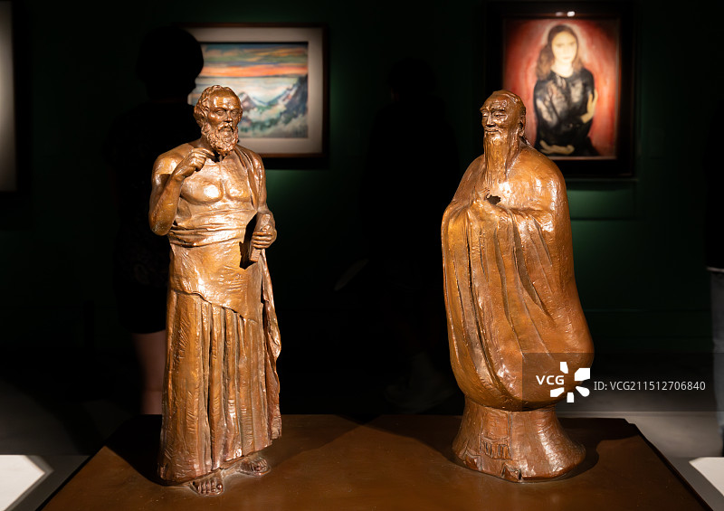 中国美术馆藏吴为山《孔子与苏格拉底对话》图片素材