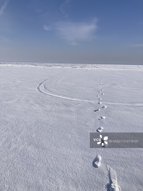 无人的雪地脚步图片素材