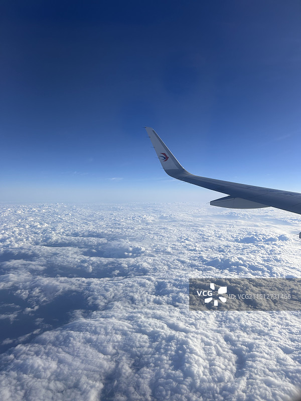 飞机窗外的云图片素材