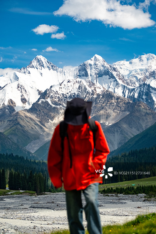 夏塔森林公园的雪山与红色冲锋衣图片素材