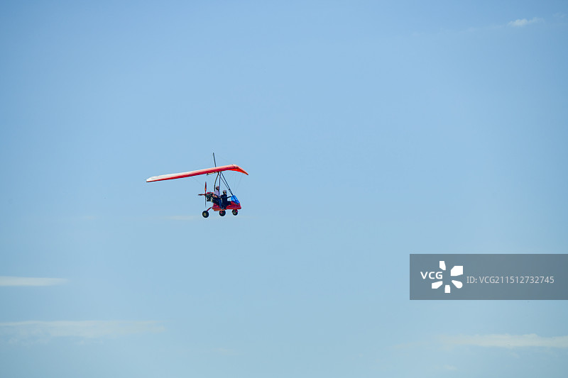 翱翔的小型观光飞机图片素材