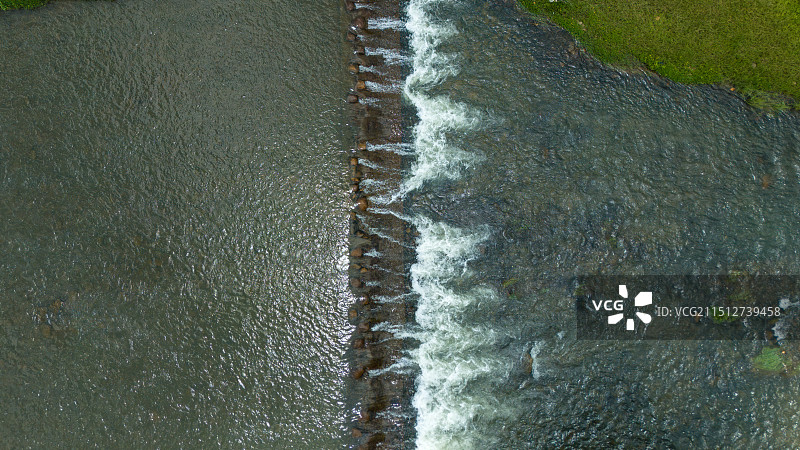 航拍乡间的溪流图片素材