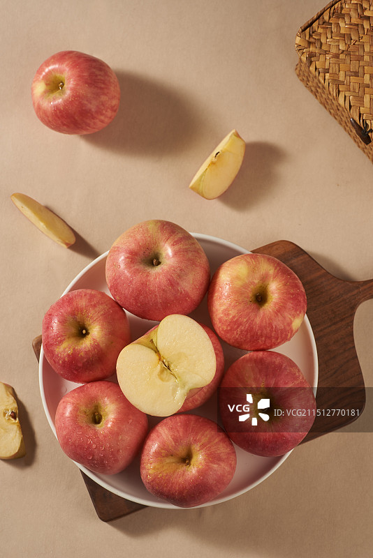 简洁纯色背景桌上苹果的高角度俯视图图片素材