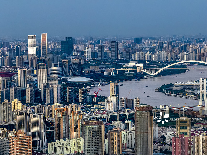 上海世博文化中心 SK大厦 后滩 星扬西岸中心 超级大都市 钢铁水泥森林 摩天大楼林立的城市天际线图片素材
