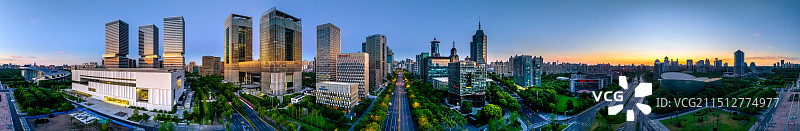 保利浦开金融中心 上海金融交易广场 东方希望大厦 世纪大道 陆家嘴金融城 大城市日出金色光芒图片素材