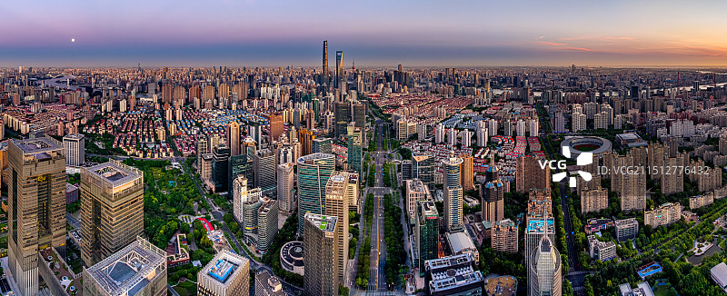 陆家嘴金融城 日出与月落 世纪大道 上海浦东城市全景 超级都市日出彩霞图片素材