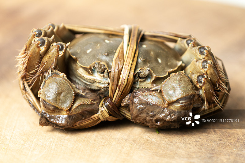 高视角砧板上鲜活的美味阳澄湖大闸蟹特写图片素材
