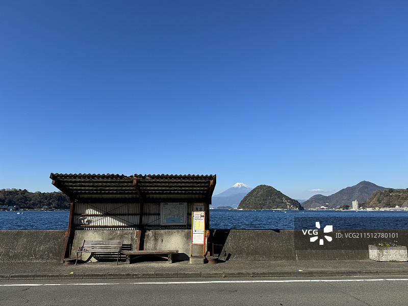 碧空映衬下的海滩风景图片素材