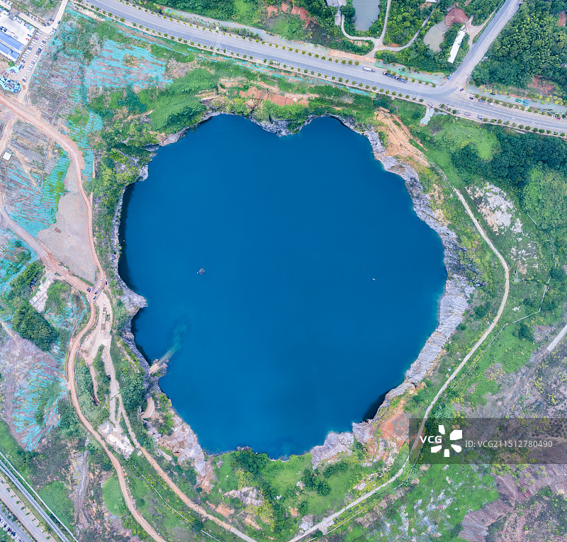 城市中心的蓝眼睛图片素材