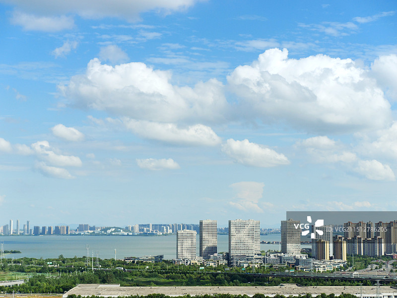 夏日晴朗湖边办公楼蓝天白云全景融创智谷图片素材