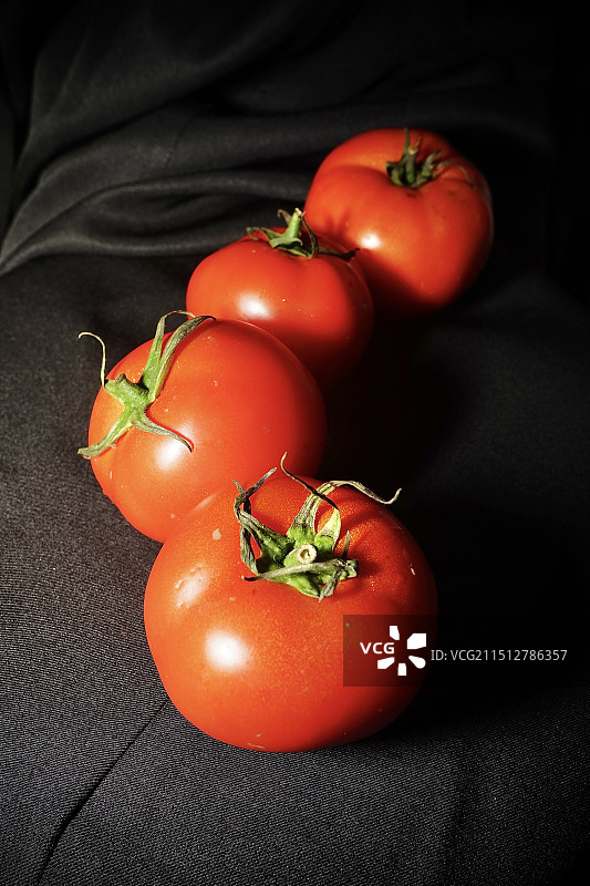 黑桌上西红柿图片素材